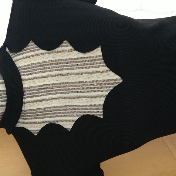 Shein top with cutout neckline that is scalloped - Picture 2 of 5